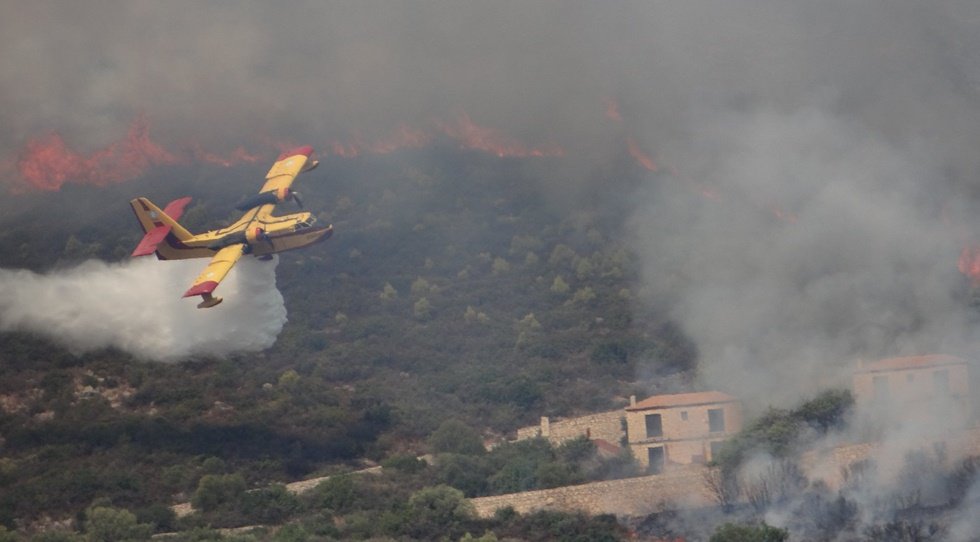 Πύρινος εφιάλτης στη Ζάκυνθο: Εκκένωση χωριών Αγαλά και Κερί
