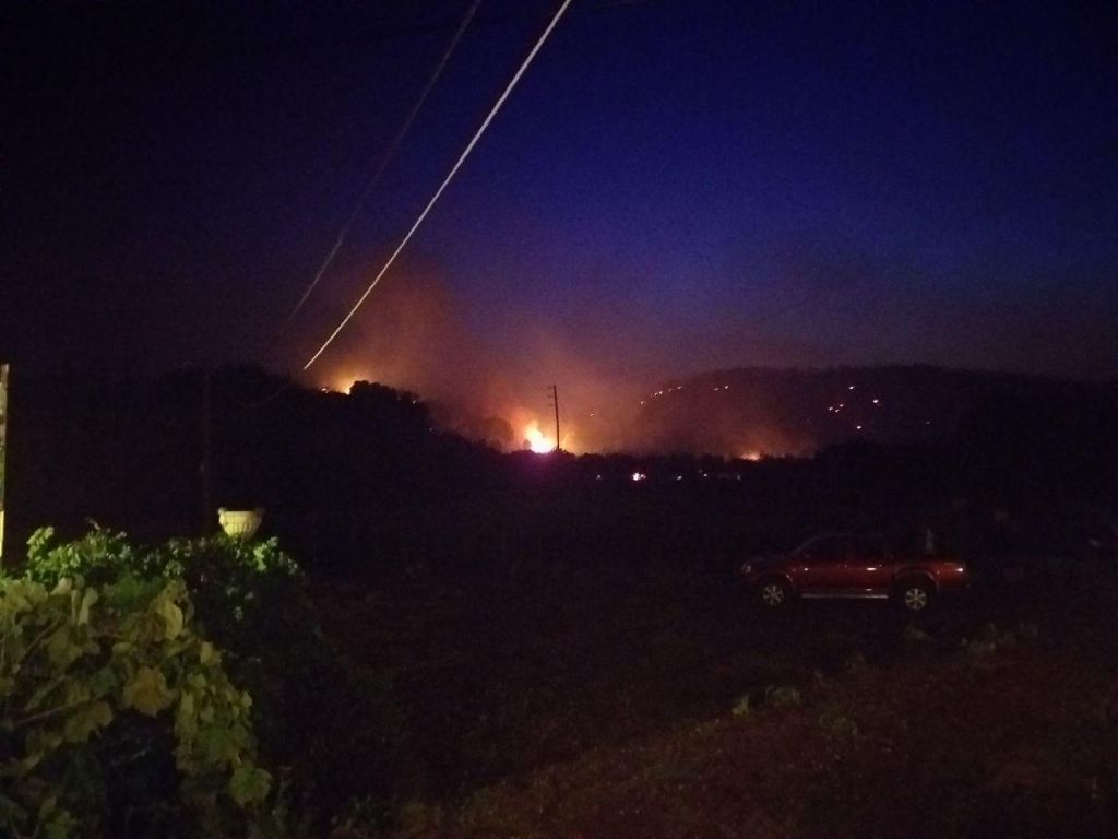 Ζάκυνθος: Νύχτα αγωνίας για τους κατοίκους  – Σκληρή μάχη με τις φλόγες