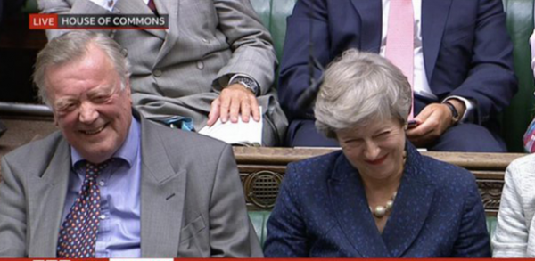 Brexit: Η Τερέζα Μέι γελά με την ήττα Τζόνσον