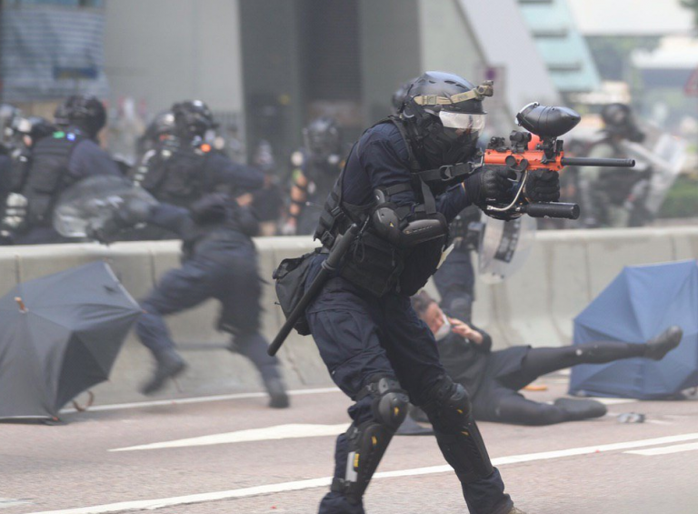 Χονγκ Κονγκ: Δεκάδες συλλήψεις διαδηλωτών από την αστυνομία