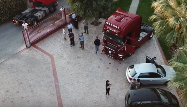 Χαμός στην Πάτρα : Νταλίκες πήγαν τον γαμπρό στην εκκλησία