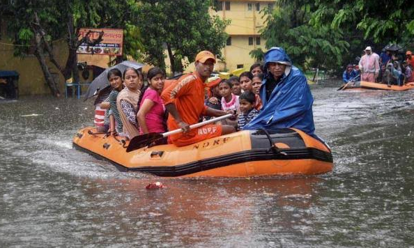 Ινδία : Τουλάχιστον 120 νεκροί από τις σφοδρές βροχοπτώσεις