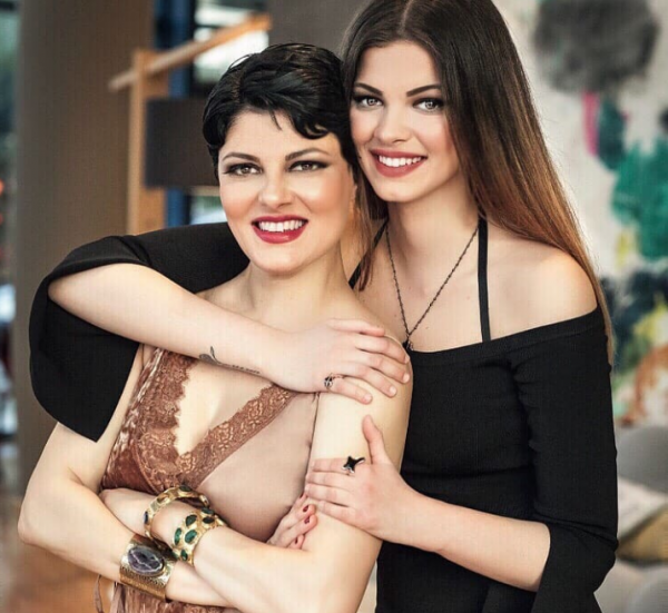 Τάνια Τρύπη: Πόζαρε μαζί με τον Κώστα Καζάκο και την κόρη της