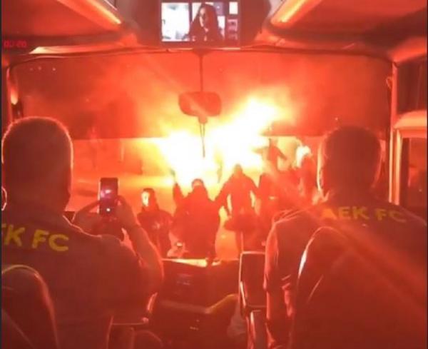 ΑΕΚ: Αποθέωση για τους παίκτες στην επιστροφή από το Αγρίνιο