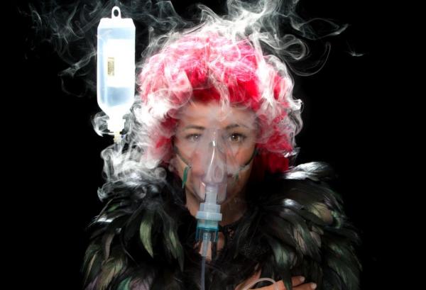 «True Lies»: Ο Γιάννης Βελισσαρίδης ακροβατεί μεταξύ αληθινού και ψεύτικου