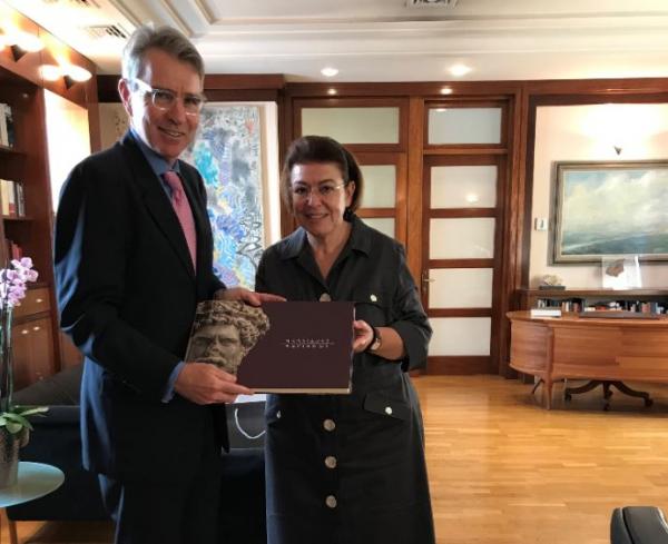 Συνάντηση Μενδώνη – Πάιατ: Ενίσχυση της συνεργασίας των δύο χωρών