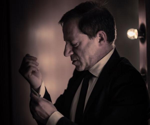 Μαθήματα Πολέμου II: Η παράσταση του Δημήτρη Λιγνάδη επιστρέφει στο Μέγαρο Μουσικής.