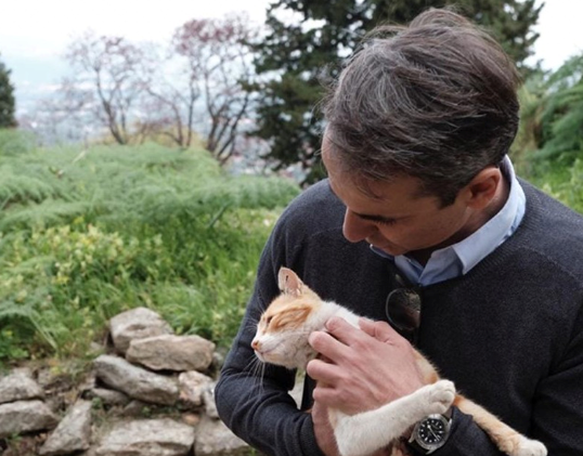 Ο Κυριάκος Μητσοτάκης και η αδυναμία του στα αδέσποτα