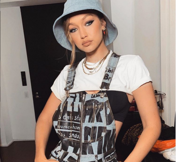 Τζίτζι Χαντίντ: Έσπασε το τακούνι της και περπάτησε ξυπόλητη