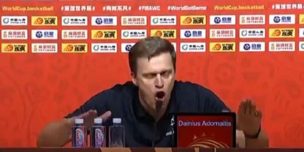 Έξαλλος ο Αντομάιτις με τους διαιτητές