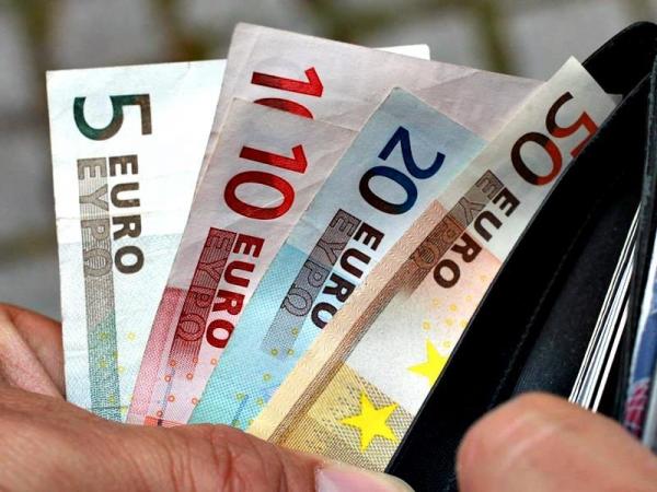 ΕΛΣΤΑΤ : Οι Έλληνες ξοδεύουν πάνω από 1.400 ευρώ το μήνα