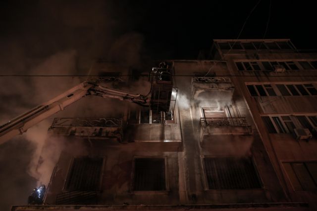 Φωτιά σε διαμέρισμα: «Έπνιξαν» την Αθήνα οι καπνοί