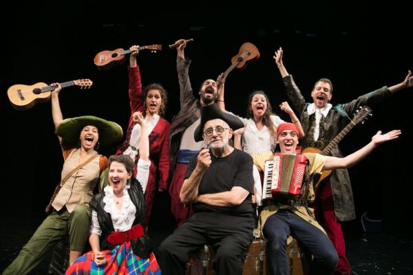 Ο Θάνος Μικρούτσικος γράφει μουσική για την παιδική παράσταση της συζύγου του