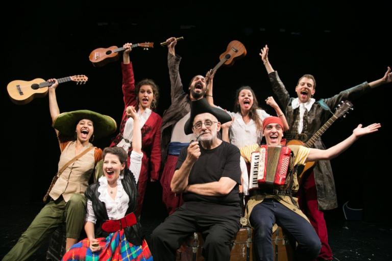 Ο Θάνος Μικρούτσικος γράφει μουσική για την παιδική παράσταση της συζύγου του