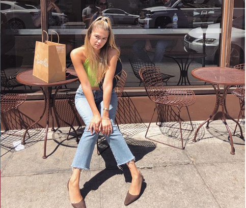 Η Αμαλία Κωστοπούλου φοράει τα 90΄s ρούχα της μητέρας της