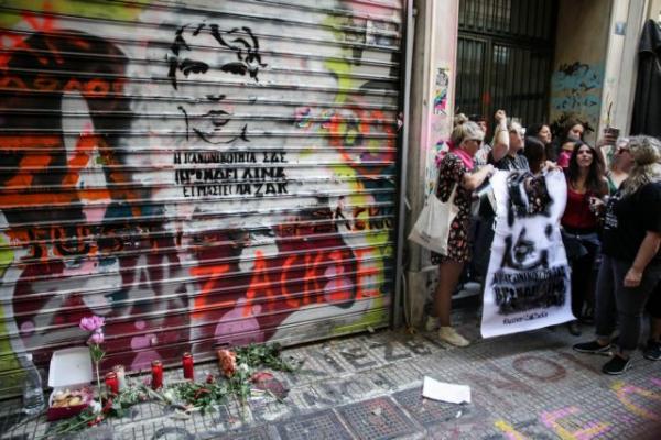 Ζακ Κωστόπουλος: Λουλούδια, κεριά και σημειώματα στο σημείο που ξεψύχησε