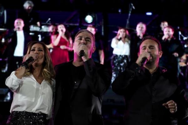 Συγκίνηση στο Καλλιμάρμαρο: Με τραγούδια του Λαυρέντη Μαχαιρίτσα ξεκίνησε η συναυλία