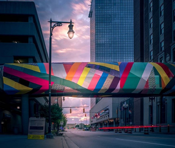 Η Αμάντα Μπρόουντερ ντύνει με πολύχρωμα «παπλώματα» κτίρια