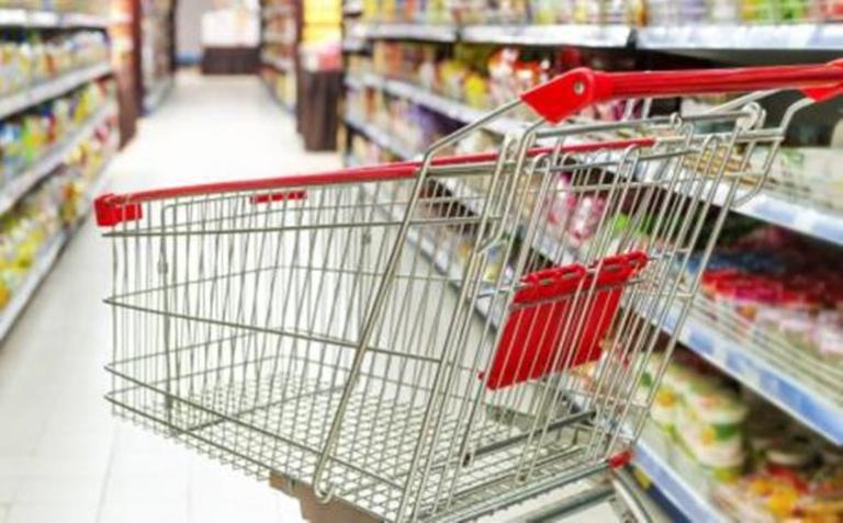 Παράδειγμα προς μίμηση: Βρήκε 10.500 ευρώ σε καρότσι σούπερ μάρκετ και τα παρέδωσε