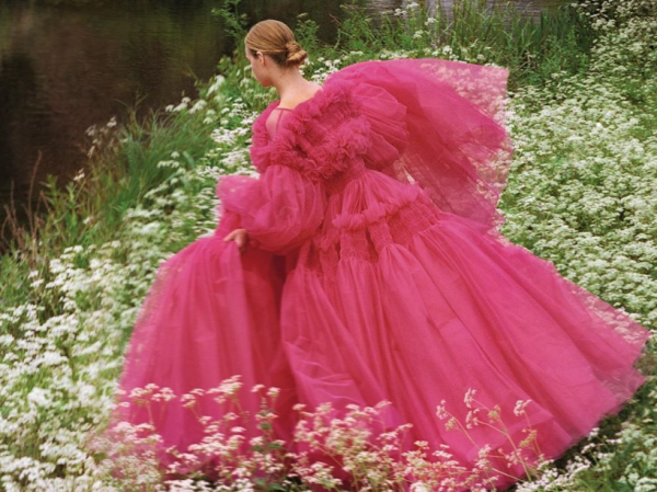 Ανατρεπτική θηλυκότητα στις δημιουργίες της Molly Goddard