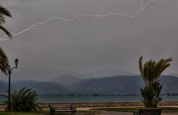 Κακοκαιρία : Δύο νεκροί από κεραυνούς, σοβαρά προβλήματα από τα ακραία φαινόμενα
