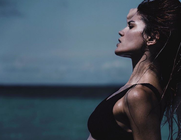 Μαίρη Συνατσάκη: Απίστευτη βουτιά στο γάμο κολλητής της