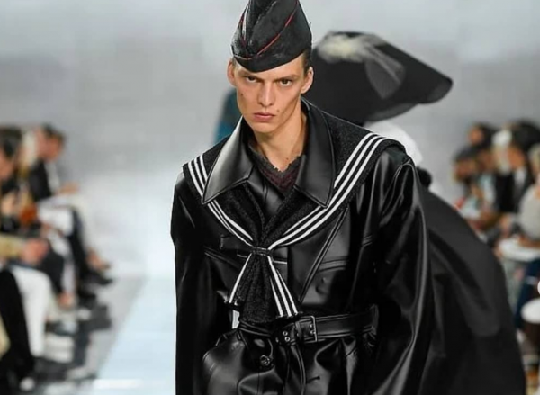 To viral περπάτημα μοντέλου που έκανε ακόμα και την Wintour να γελάσει