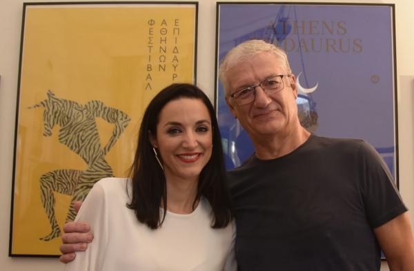 Με μια αγκαλιά παρέδωσε τη σκυτάλη του Φεστιβάλ Αθηνών ο Θεοδωρόπουλος στην Ευαγγελάτου