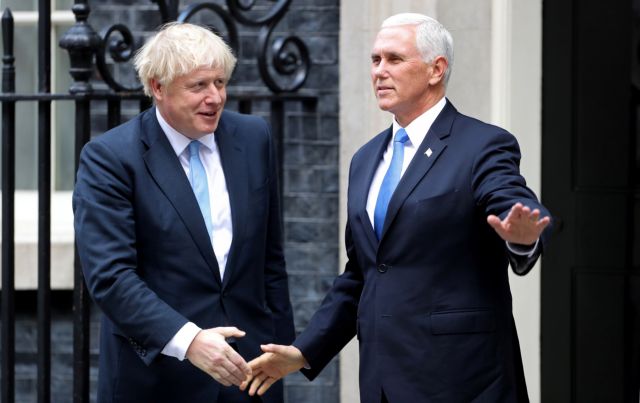 Πενς: Ο λαός που απέκρουσε μόνος του τους Ναζί δεν χρειάζεται μαθήματα για το Brexit