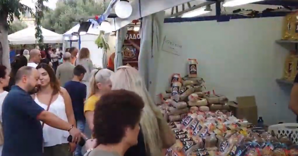 Η αντιδήμαρχος Περιστερίου μας ξεναγεί στην έκθεση «Κρασί – Μέλι – Λάδι & Ελιά»