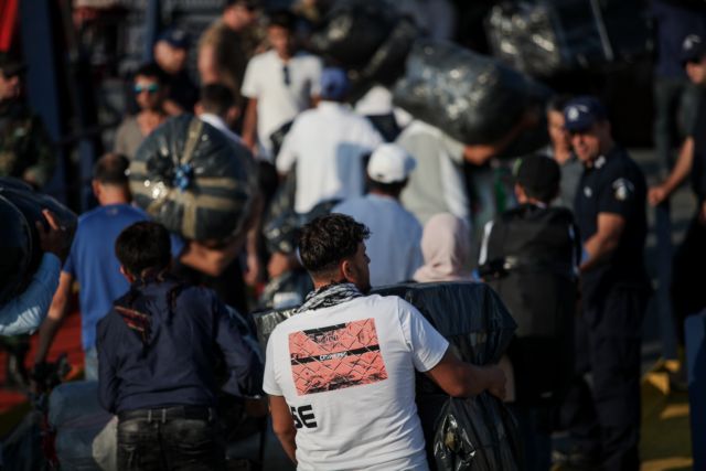 Προσφυγικό: Εφτασαν στο λιμάνι της Θεσσαλονίκης οι πρόσφυγες από τη Μόρια