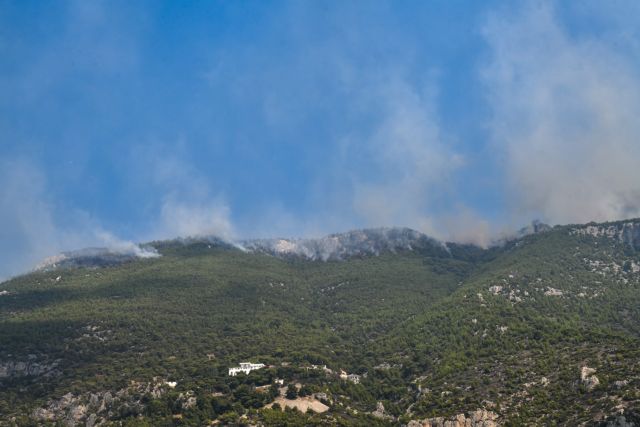 Μάχη με τις φλόγες στο Λουτράκι: Διακοπή της κυκλοφορίας αποφάσισε η αστυνομία