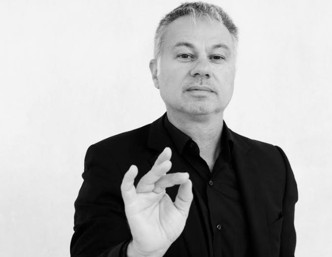 Ο Χριστόφορος Ζαραλίκος αποκαλύπτει στο in.gr τι τον κάνει να γελάει