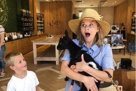 Ρις Γουίδερσπουν: Η φωτογραφία με τον γιο της μας άφησε με το στόμα ανοιχτό