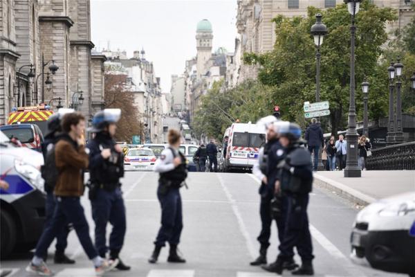 Παρίσι: Πέντε νεκροί από την επίθεση στο αρχηγείο της αστυνομίας