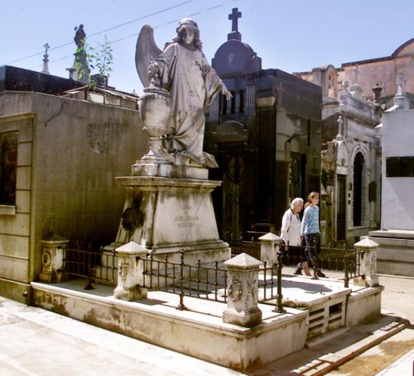 Σοκ σε κηδεία : Νεκρή 70χρονη επανήλθε