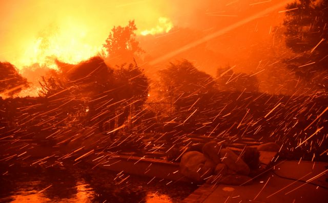 ΗΠΑ : Μαίνεται η πυρκαγιά Καλιφόρνια-Εγκατέλειψαν τις εστίες τους 50.000 άνθρωποι