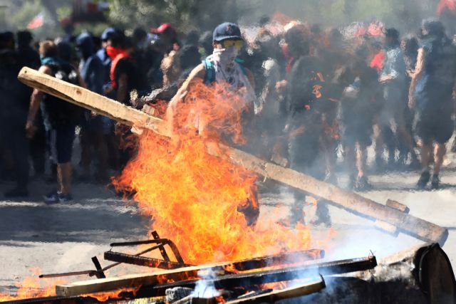 Χιλή : Ωμή βία από τις Αρχές – Πυροβολούν εν ψυχρώ διαδηλωτές