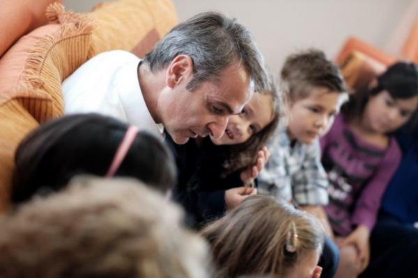 Μητσοτάκης : Το ξεχωριστό δώρο που έλαβε στο Παιδικό Χωριό SOS