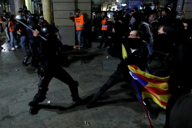 Βαρκελώνη : Νέος γύρος συγκρούσεων αστυνομίας – διαδηλωτών