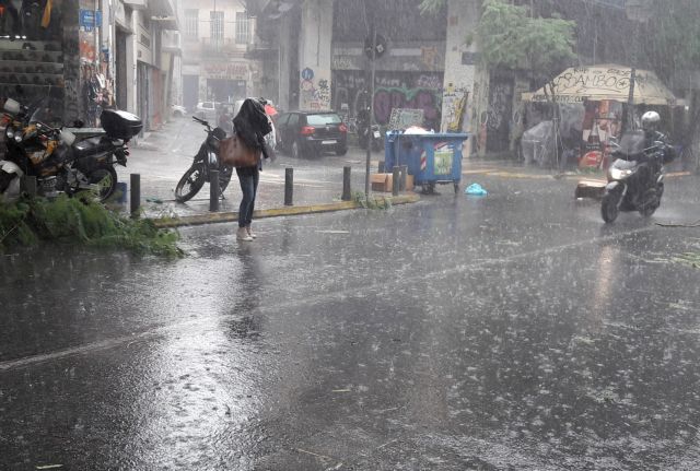 Καιρός : Σαρώνει τη χώρα η κακοκαιρία - Σφοδρή χαλαζόπτωση στο κέντρο της Αθήνας