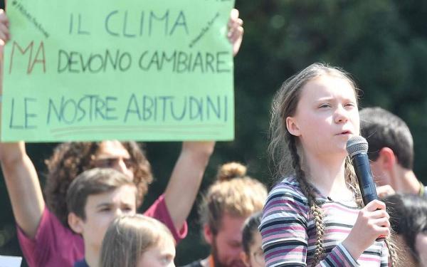Γκρέτα Τούνμπεργκ : Κρέμασαν ομοίωμά της σε γέφυρα