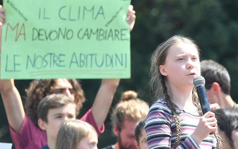 Γκρέτα Τούνμπεργκ : Κρέμασαν ομοίωμά της σε γέφυρα
