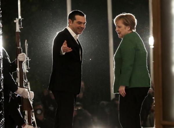 FT: Όταν η Μέρκελ είπε στον Τσίπρα «θα φέρω τον Σόιμπλε» και εκείνος χλώμιασε