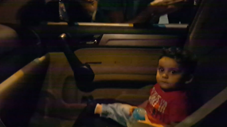 Λίβανος : Διαδηλωτές τραγουδούν σε τρομαγμένο μωρό