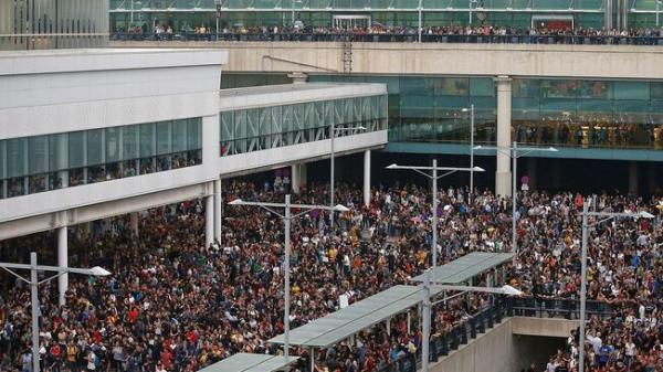 Καταλονία : Δεκάδες πτήσεις ακυρώθηκαν στο αεροδρόμιο της Βαρκελώνης εξαιτίας των διαδηλώσεων