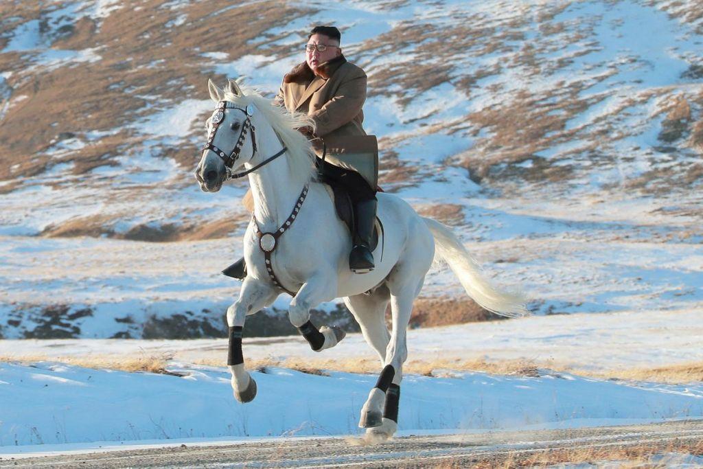Ο Κιμ Γιονγκ Ουν καβάλα σε… άσπρο άλογο