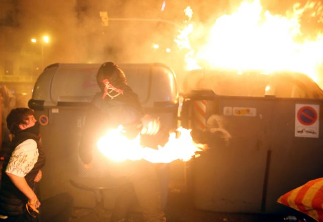 Βαρκελώνη : Εικόνες χάους με βίαιες συγκρούσεις αστυνομίας – διαδηλωτών