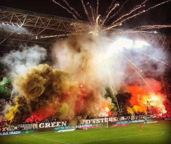 Βεγγαλικά και πυκνοί καπνοί σε ντέρμπι στην Ουγγαρία