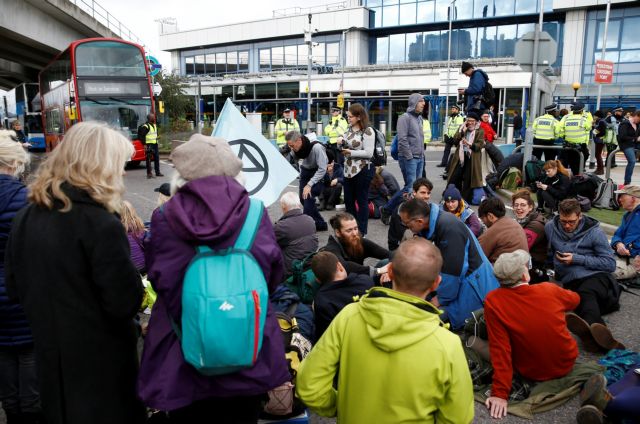 Ακτιβιστές της Extinction Rebellion «κατέλαβαν» το αεροδρόμιο Σίτι του Λονδίνου